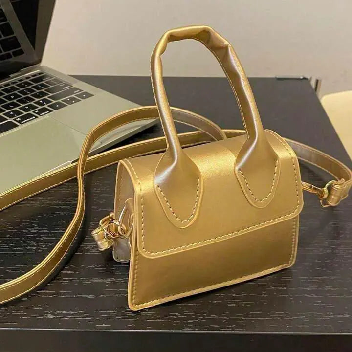 شنطة أطفال باللون الذهبي